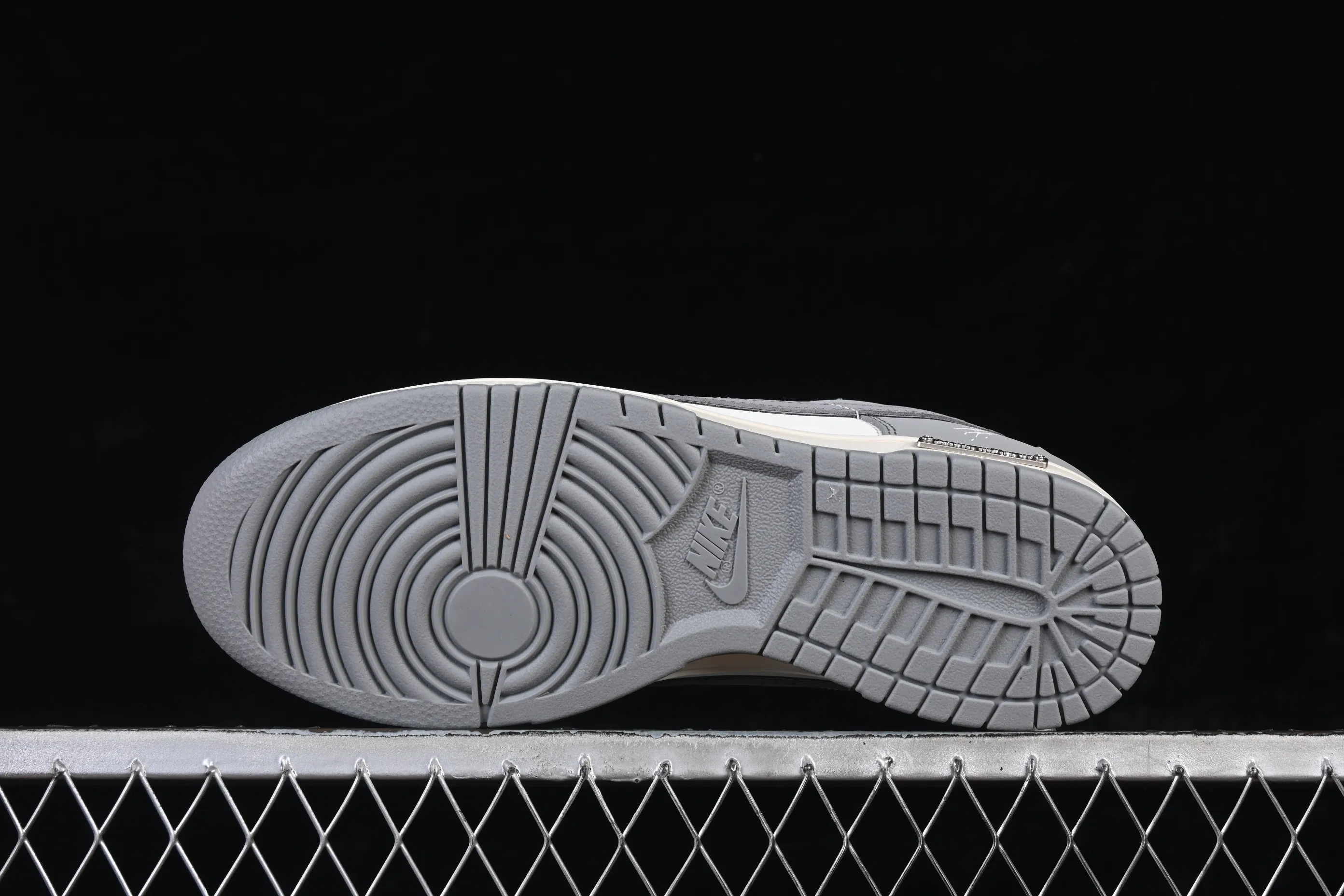All categories Nk SB Dunk Series Nk SB Dunk Low High-end customized low-top sneakers Nike SB Dunk Low Anniversary high-end customized low-top casual sneakers GW0510-051